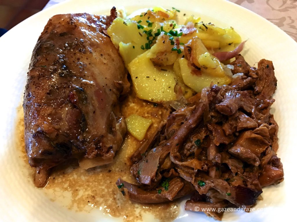 Pork shank, pan-fried potatoes and mushrooms